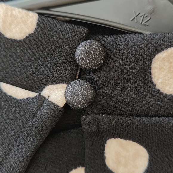 Ann Taylor Sleeveless Black Blouse with Beige Dots, Size L - Picture 4 of 4